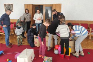Policjanci odwiedzili ośrodek w Polańczyku, w którym przebywają dzieci ukraińskich policjantów. funkcjonariusze przekazali zebrane rzeczy