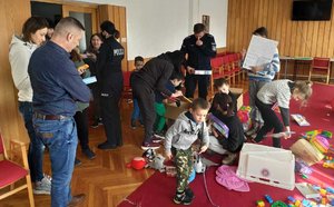 Policjanci odwiedzili ośrodek w Polańczyku, w którym przebywają dzieci ukraińskich policjantów. funkcjonariusze przekazali zebrane rzeczy