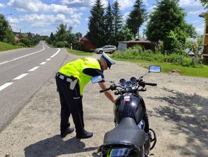 Działania motocykl na podkarpackich drogach. na zdjęciach policjanci kontrolujący motocyklistów