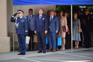 Policjanci i zaproszeni goście podczas uroczystego powitania generała Matusiaka przed budynkiem komendy wojewódzkiej.