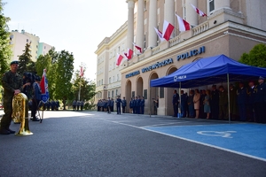 Policjanci i zaproszeni goście podczas uroczystego powitania generała Matusiaka przed budynkiem komendy wojewódzkiej.